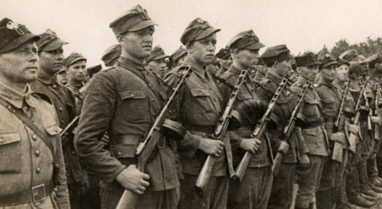 Польские военнослужащие в униформе, пошитой в Советском Союзе. 
