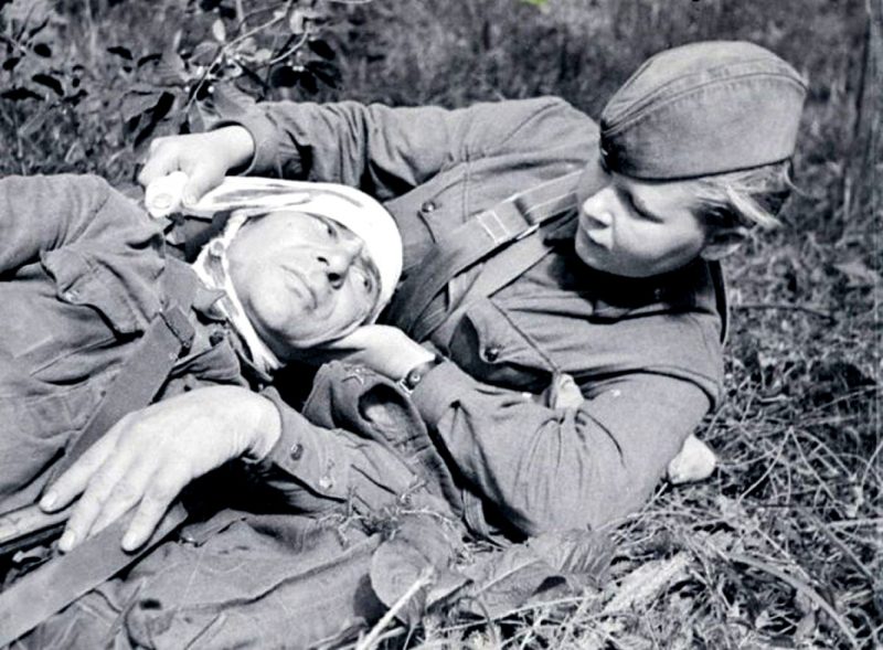 Перевязка раненых пехотинцев. 1941 г.