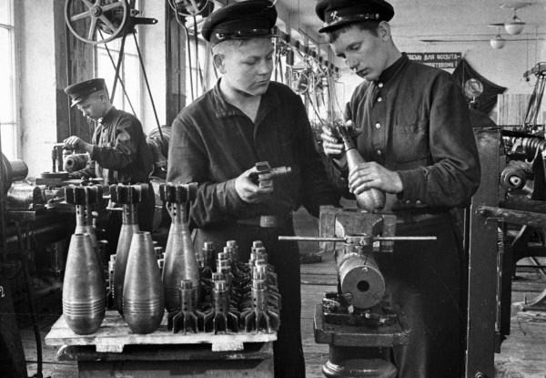Ремесленники одного из советских училищ изготавливают мины для фронта. 1942 г.
