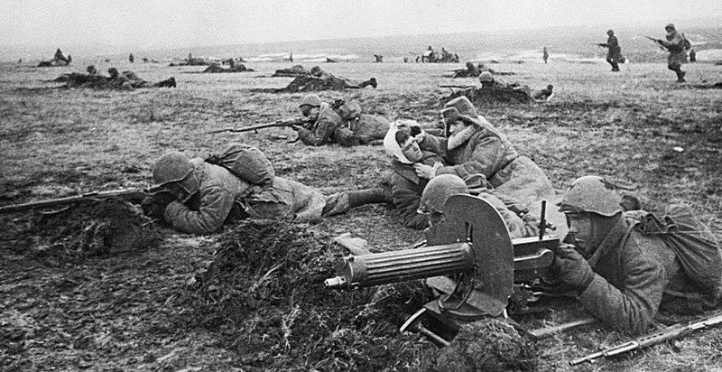 Военфельдшеры оказывают первую помощь раненым. Южный фронт, 1941 г.