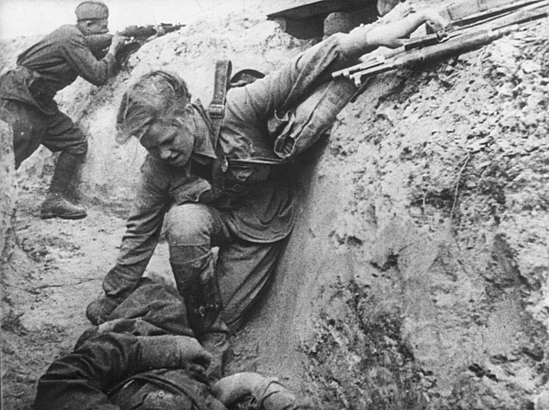 Военфельдшеры оказывают первую помощь раненым. Южный фронт, 1941 г.