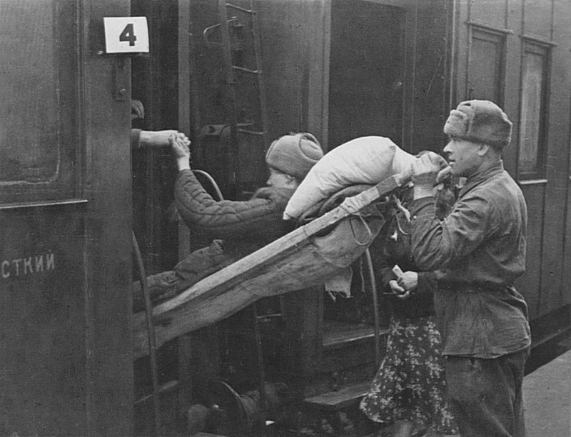 Погрузка раненого в вагон санитарного поезда на эвакуационном пункте №125 в Москве. Май 1942 г. 