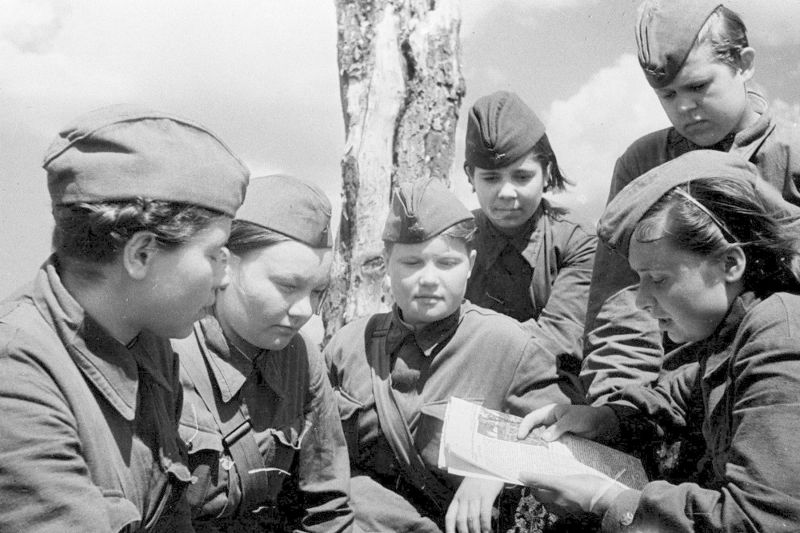 Бойцы 266-го медико-санитарного батальона 247-й стрелковой дивизии. Калининский фронт. Август 1942 г. 