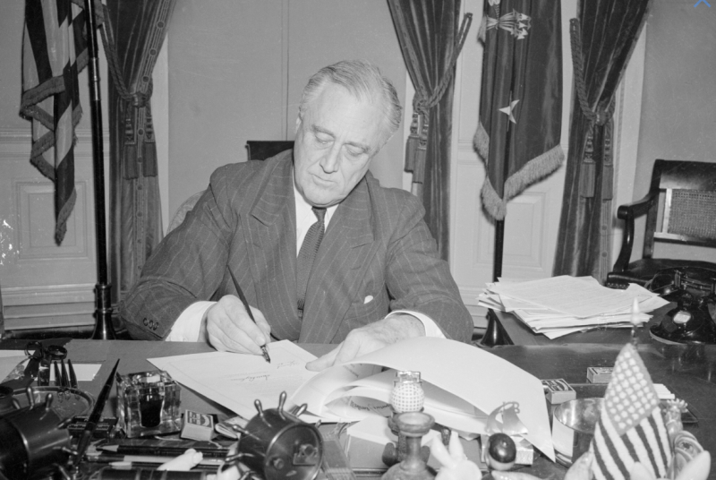 Президент США Франклин Рузвельт подписывает закон о ленд-лизе в Белом доме, 11 марта 1941 года.