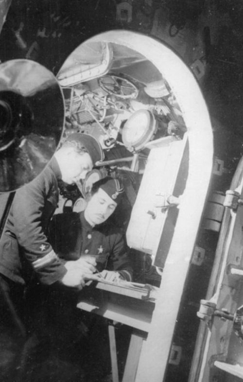 Штурман Ю.Трубицын и старший военфельдшер В. Бочаров в отсеке подводной лодки Щ-320. Октябрь 1942 г.