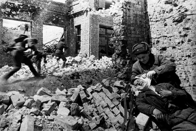 Перевязка раненых бойцов в Сталинграде. Ноябрь 1942 г. 