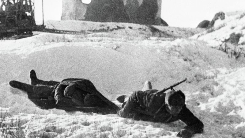 Санинструктор выносит раненого в Сталинграде. Декабрь 1942 г. 