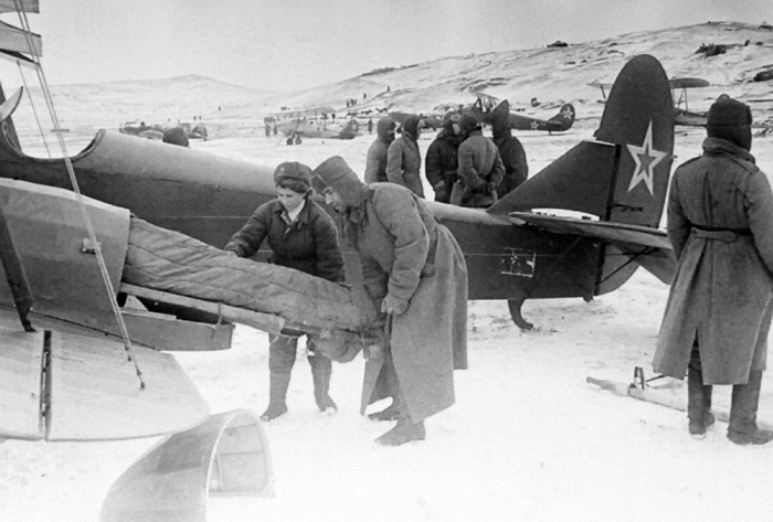 Загрузка в санитарные самолеты раненых бойцов. 1942 г. 