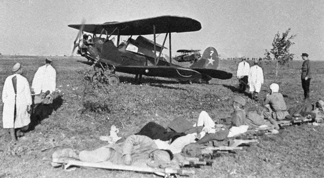 Загрузка в санитарные самолеты раненых бойцов. 1942 г. 