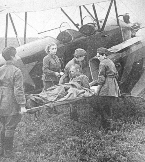 Загрузка в санитарные самолеты раненых бойцов. 1942 г.