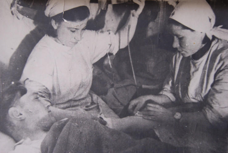 Переливание крови раненому бойцу в полевом госпитале. 1942 г.