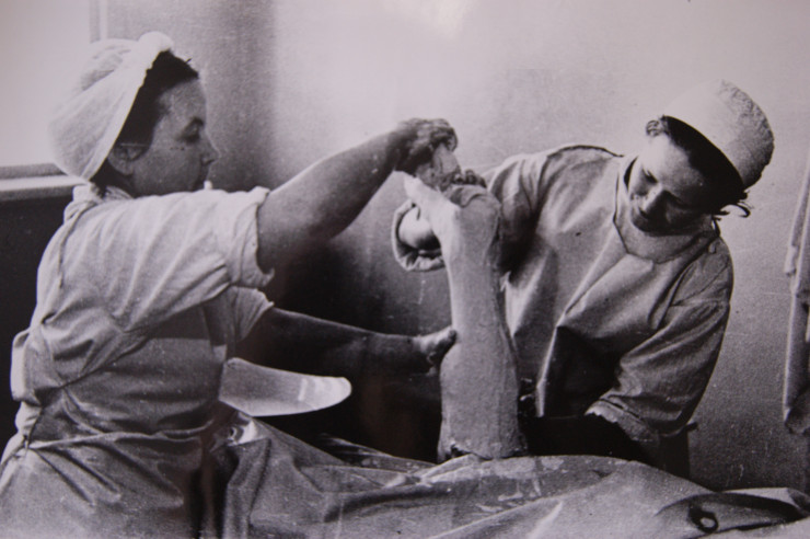 Гипсование ноги в госпитале. 1942 г. 
