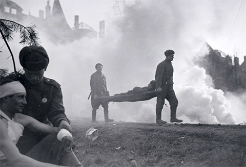 Санитары выносят раненых с поля боя. 1942 г.