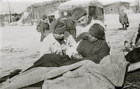  Санитары полевого госпиталя принимают раненых солдат. 1942 г.