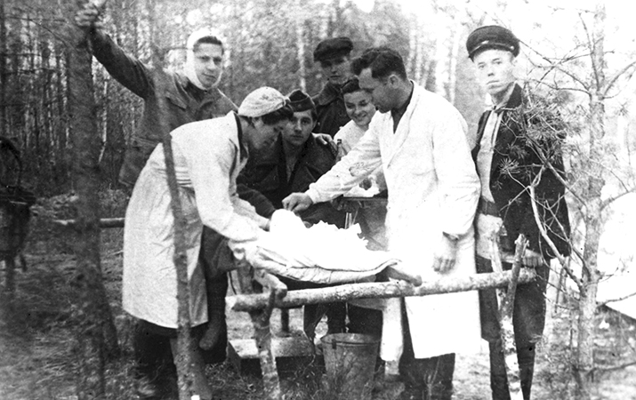 Оказание медицинской помощи в лазарете партизанского отряда им. Н. Т. Шиша. Пинская область, 1942 г.