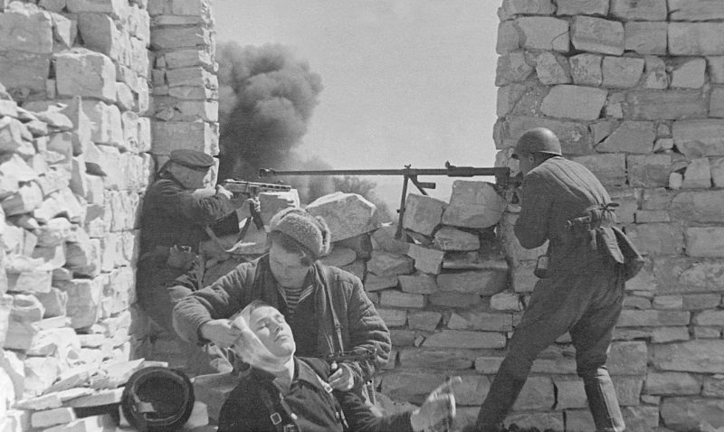 На переднем крае обороны Севастополя. 1942 г.