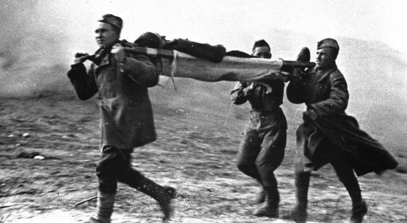 Санитары выносят раненого с поля боя на Витебском направлении. Октябрь 1943 г. 
