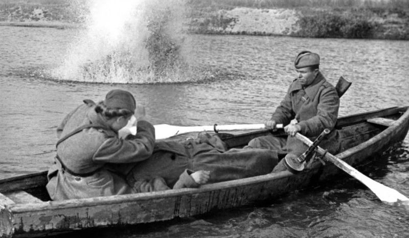 Санинструктор перевязывает раненого на реке Сож. Октябрь 1943 г. 