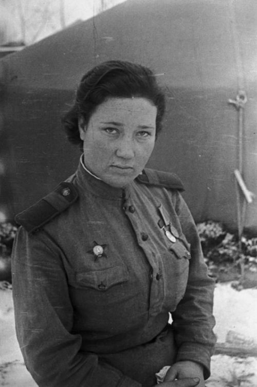 Медсестра 1-го Прибалтийского фронта старший сержант Мария Порутчикова. Декабрь 1943 г.