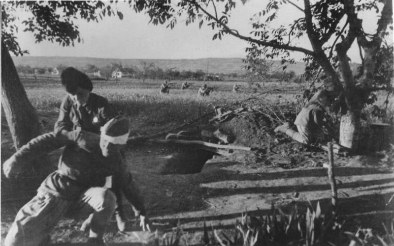 Санинструктор оказывает помощь красноармейцу-автоматчику, раненому в голову во время боя за Новороссийск 1943 г. 