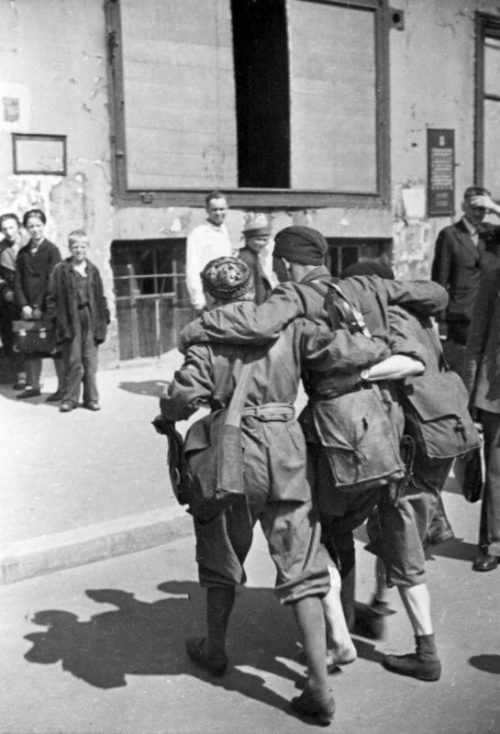 Доставка раненого бойца в госпиталь. Ленинград, 1943 г.