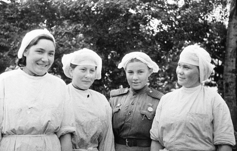 Медсестры одного из медсанбатов Западного фронта. 1943 г. 
