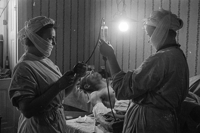 Медсестры готовят раненого к переливанию крови в полевом подвижном госпитале. 1943 г. 