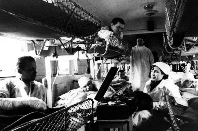 Раненые красноармейцы Северо-Западного фронта слушают патефон в вагоне санитарного поезда. 1943 г.