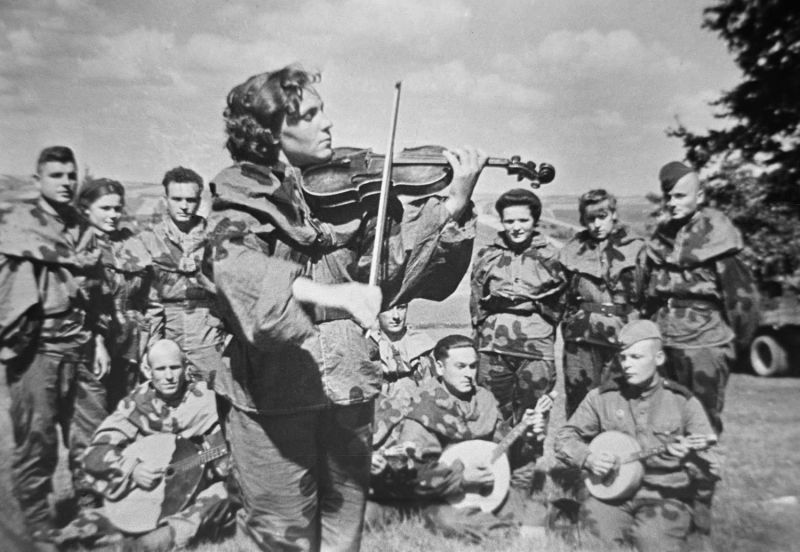 Санинструктор батальона Антонина Магданская играет на скрипке. 2-й Украинский фронт. 1943 г.