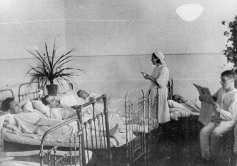 Медсестра и раненые военнослужащие в палате Ижевского эвакогоспиталя. 1943 г. 
