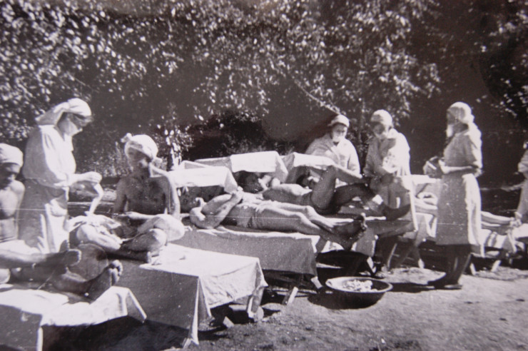 Перевязка на открытом воздухе в эвакогоспитале №4113. 1943 г.