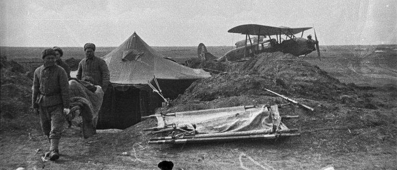 Санитары несут раненых к самолету С-3 для эвакуации с южного берега озера Сиваш. Апрель 1944 г. 