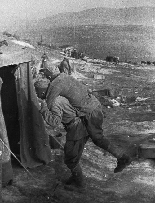 Санинструктор доставляет раненого в полковой медпункт 647-го стрелкового полка в районе высоты Безымянная, 4-й Украинский фронт. Апрель 1944 г.