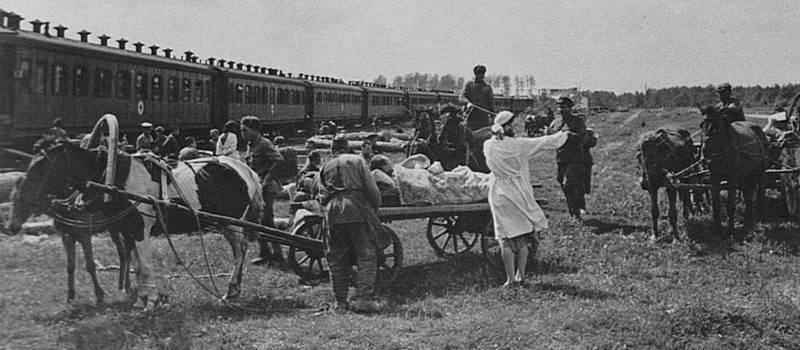 Подводы с ранеными у военно-санитарного поезда №72 на станции Гуев Тупик. Июнь 1944 г. 