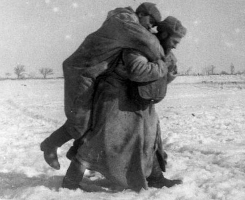 Санинструктор старшина С. Пивоваров выносит раненого с поля боя. 1944 г. 