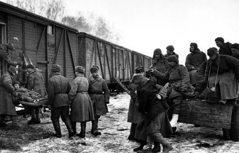 Погрузка раненых в вагоны санитарного поезда для отправки в тыловой госпиталь. 1944 г. 