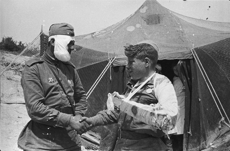 Раненные красноармейцы у санитарной палатки в Крыму. 1944 г. 