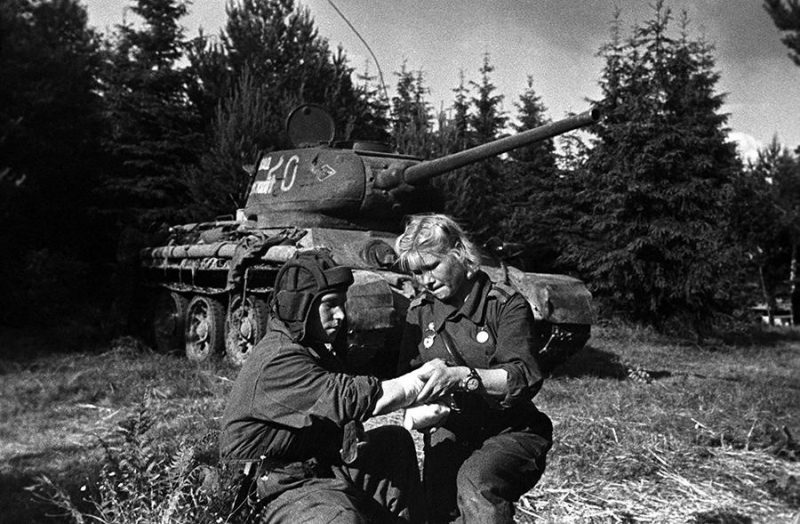 Помощь танкисту. Постановочное фото. 1944 г.
