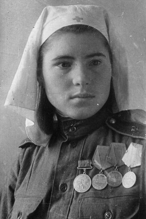 Девушки-санинструкторы. 1944 г.