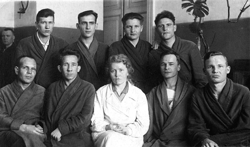Группа раненых эвакогоспиталя № 424 города Ижевска с лечащим врачом-хирургом А.И. Воробьевой. 1944 г. 