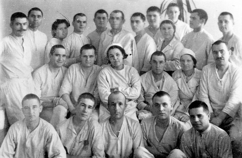 Групповой портрет раненых и врачей эвакогоспиталя № 3056 в Чебоксарах. 1944 г. 