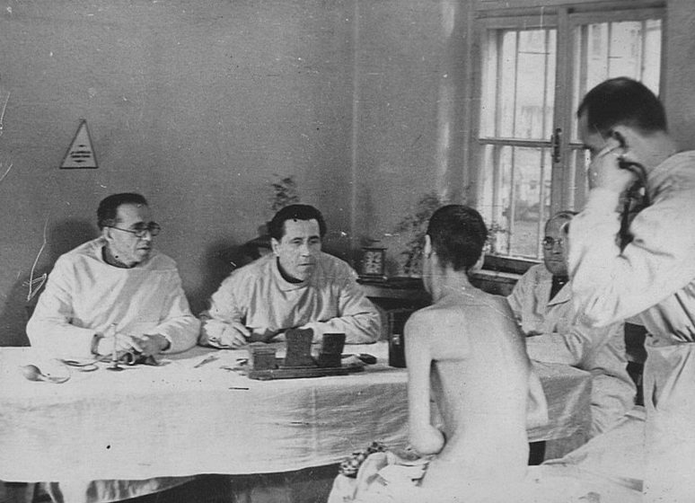 Советская врачебная комиссия осматривает узников концлагеря Освенцим. Январь 1945 г. 