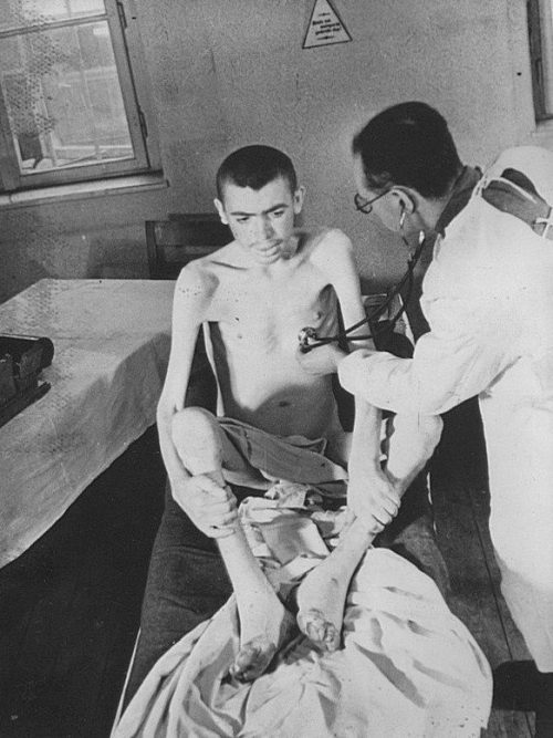 Советская врачебная комиссия осматривает узников концлагеря Освенцим. Январь 1945 г.