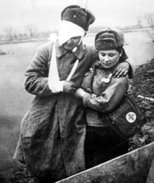 Эвакуация раненного в ходе боев на Одере. 1945 г.