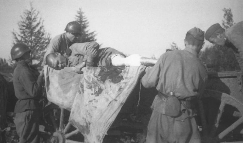 Эвакуация раненого во время Южно-Сахалинской наступательной операции. Август 1945 г. 