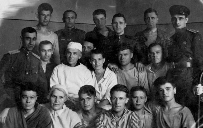 Раненые и медперсонал в эвакогоспитале № 4494. Август 1945 г.