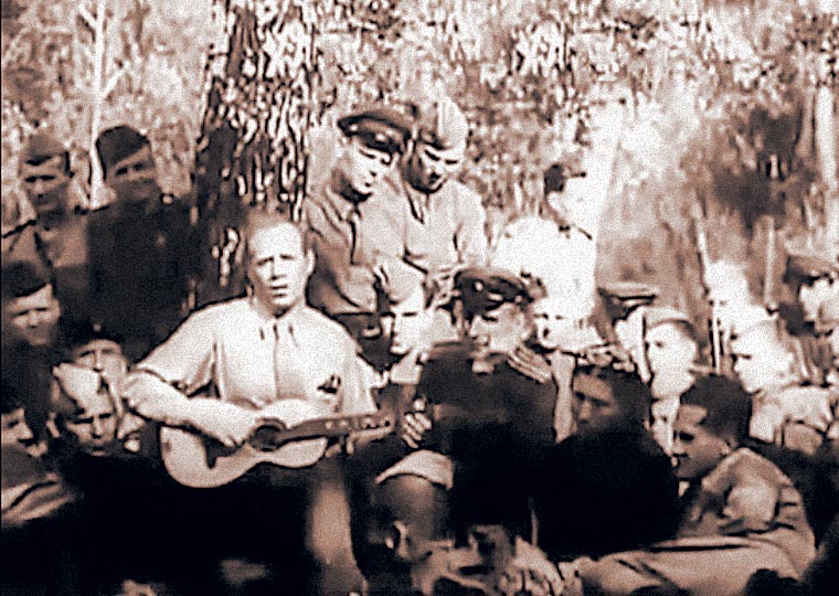 Иван Козловский выступает перед бойцами. 1941 г.