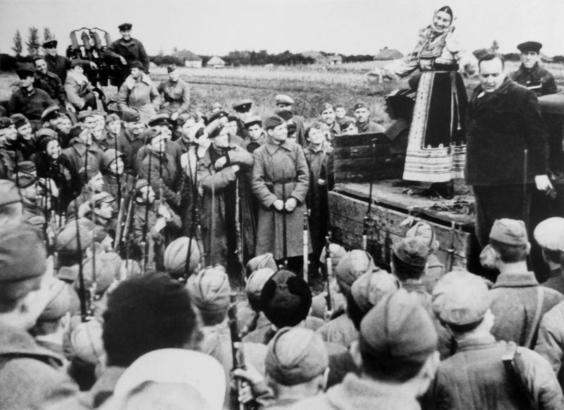 Певица Лидия Русланова выступает перед красноармейцами на Южном фронте. 1941 г. 