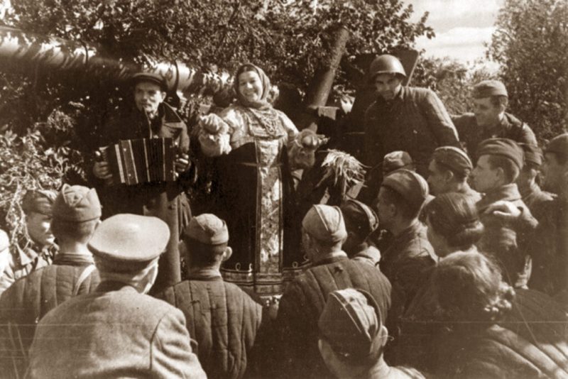 Певица Лидия Русланова выступает перед красноармейцами на Южном фронте. 1941 г.