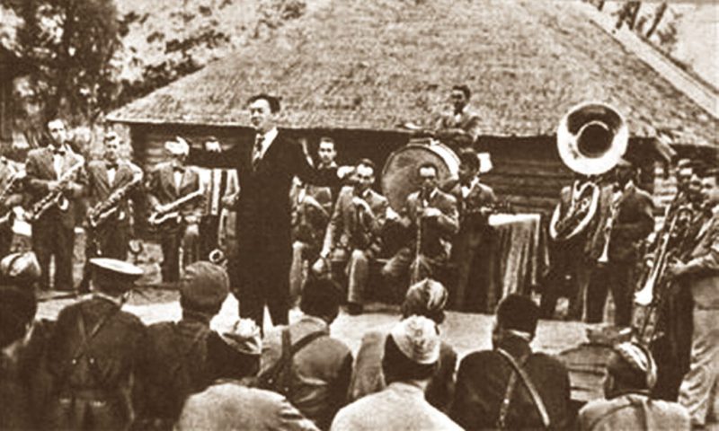 Леонид Утесов во время концерта для бойцов РККА на Калининском фронте. 1942 г.